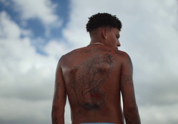 Movie still from “Nego Bala - Sonho” (2021), directed by Douglas Bernardt – Medium shot, Low angle
