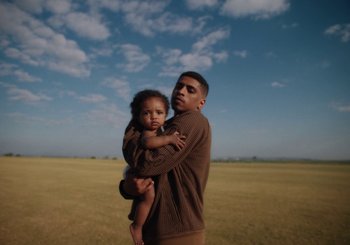 Movie still from “Nego Bala - Sonho” (2021), directed by Douglas Bernardt – Medium shot, Low angle