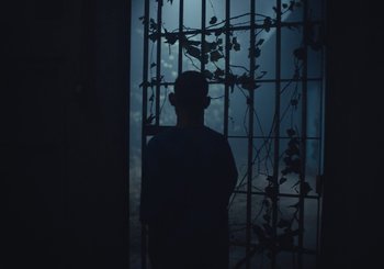 Movie still from “Nego Bala - Sonho” (2021), directed by Douglas Bernardt – Medium shot, Over the shoulder angle