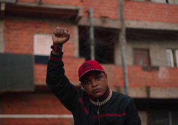 Movie still from “Nego Bala - Sonho” (2021), directed by Douglas Bernardt – Medium shot, Low angle