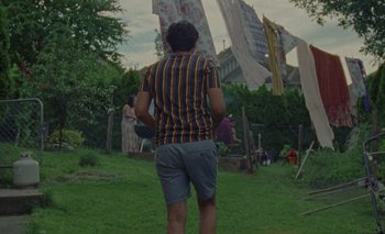 Movie still from “Desirée Dawson - Meet You At The Light” (2021), directed by Alexander Farah – Medium shot, Low angle