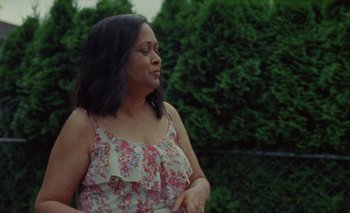 Movie still from “Desirée Dawson - Meet You At The Light” (2021), directed by Alexander Farah – Medium shot, Over the shoulder angle