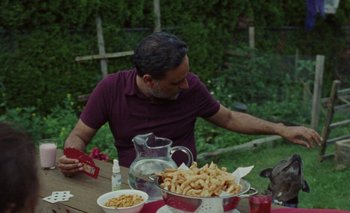 Movie still from “Desirée Dawson - Meet You At The Light” (2021), directed by Alexander Farah – Medium shot, High angle