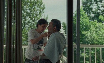 Movie still from “Desirée Dawson - Meet You At The Light” (2021), directed by Alexander Farah – Medium shot, Over the shoulder angle
