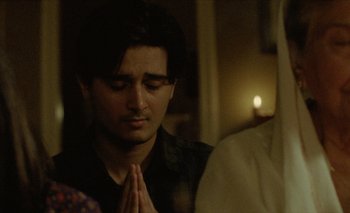 Movie still from “Desirée Dawson - Meet You At The Light” (2021), directed by Alexander Farah – Close Up shot, High angle