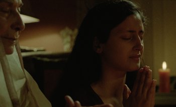 Movie still from “Desirée Dawson - Meet You At The Light” (2021), directed by Alexander Farah – Close Up shot, Low angle