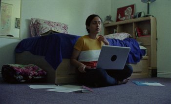 Movie still from “Desirée Dawson - Meet You At The Light” (2021), directed by Alexander Farah – Medium shot, High angle