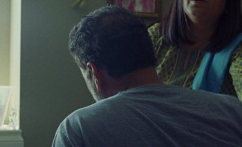 Movie still from “Desirée Dawson - Meet You At The Light” (2021), directed by Alexander Farah – Medium shot, Over the shoulder angle
