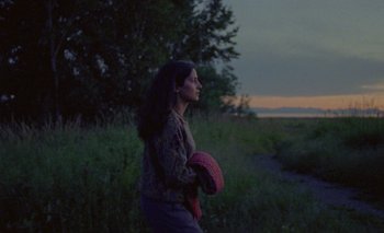 Movie still from “Desirée Dawson - Meet You At The Light” (2021), directed by Alexander Farah – Wide shot, High angle