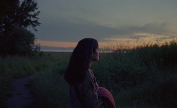 Movie still from “Desirée Dawson - Meet You At The Light” (2021), directed by Alexander Farah – Extreme Wide shot, High angle