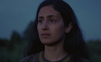 Movie still from “Desirée Dawson - Meet You At The Light” (2021), directed by Alexander Farah – Close Up shot, High angle