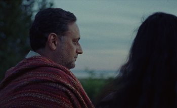 Movie still from “Desirée Dawson - Meet You At The Light” (2021), directed by Alexander Farah – Close Up shot, Over the shoulder angle