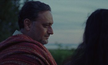 Movie still from “Desirée Dawson - Meet You At The Light” (2021), directed by Alexander Farah – Close Up shot, Over the shoulder angle