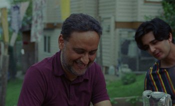 Movie still from “Desirée Dawson - Meet You At The Light” (2021), directed by Alexander Farah – Medium shot, Over the shoulder angle