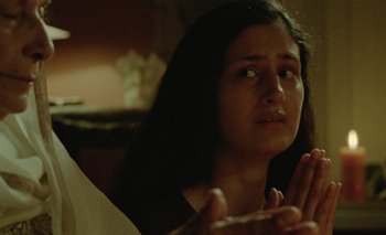 Movie still from “Desirée Dawson - Meet You At The Light” (2021), directed by Alexander Farah – Close Up shot, Over the shoulder angle