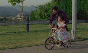 Movie still from “Desirée Dawson - Meet You At The Light” (2021), directed by Alexander Farah – Wide shot, High angle