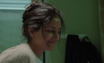 Movie still from “Desirée Dawson - Meet You At The Light” (2021), directed by Alexander Farah – Close Up shot, Over the shoulder angle