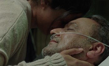 Movie still from “Desirée Dawson - Meet You At The Light” (2021), directed by Alexander Farah – Extreme Close Up shot, Overhead angle