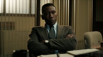Movie still from “True Detective” (2014), created by Issa López – A man in a suit and tie sitting at a table; Close Up shot, Over the shoulder angle