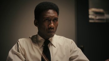 Movie still from “True Detective” (2014), created by Issa López – A man wearing a white shirt and a black tie; Close Up shot, Over the shoulder angle