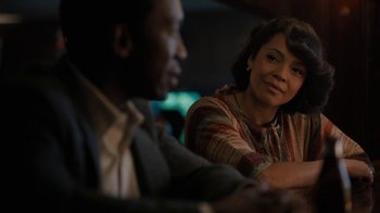Movie still from “True Detective” (2014), created by Issa López – A woman sitting next to a man at a table; Close Up shot, Over the shoulder angle