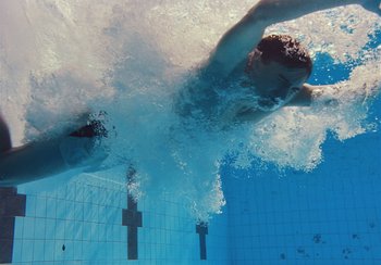 Movie still from “Låpsley - My Love Was Like The Rain” (2019), directed by Camille Summers-Valli – Medium shot, Overhead angle