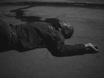 Movie still from “MorMor - Some Place Else” (2019), directed by rubberband. – Medium shot, High angle