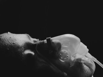 Movie still from “MorMor - Some Place Else” (2019), directed by rubberband. – Extreme Close Up shot, Overhead angle