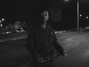 Movie still from “MorMor - Some Place Else” (2019), directed by rubberband. – Medium shot, Low angle