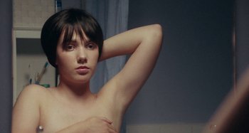 Movie still from “Stereophonics - Fly Like An Eagle” (2019), directed by Charlotte Regan – Close Up shot, Low angle