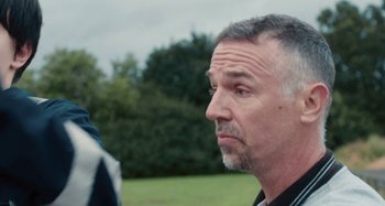 Movie still from “Stereophonics - Fly Like An Eagle” (2019), directed by Charlotte Regan – Close Up shot, Over the shoulder angle