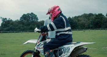 Movie still from “Stereophonics - Fly Like An Eagle” (2019), directed by Charlotte Regan – Medium shot, Over the shoulder angle