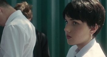 Movie still from “Stereophonics - Fly Like An Eagle” (2019), directed by Charlotte Regan – Close Up shot, Over the shoulder angle