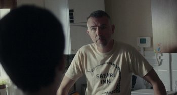 Movie still from “Stereophonics - Fly Like An Eagle” (2019), directed by Charlotte Regan – Medium shot, Over the shoulder angle