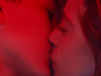 Movie still from “James Blake - Can’t Believe The Way We Flow” (2019), directed by Frank Lebon – Extreme Close Up shot, Overhead angle