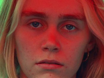 Movie still from “James Blake - Can’t Believe The Way We Flow” (2019), directed by Frank Lebon – Extreme Close Up shot, High angle