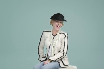 Movie still from “Anouk - It’s A New Day” (2019), directed by Victor D. Ponten – Medium shot, Low angle