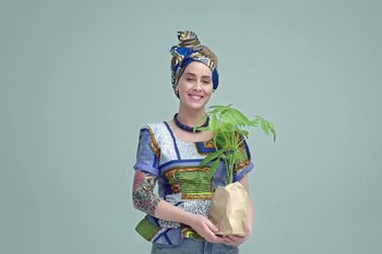 Movie still from “Anouk - It’s A New Day” (2019), directed by Victor D. Ponten – Medium shot, Low angle