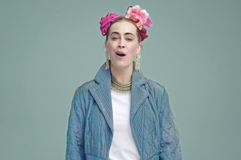 Movie still from “Anouk - It’s A New Day” (2019), directed by Victor D. Ponten – Medium shot, Low angle