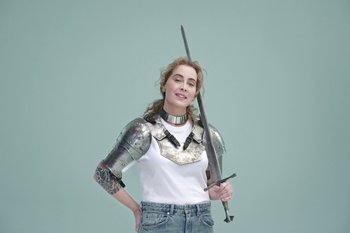 Movie still from “Anouk - It’s A New Day” (2019), directed by Victor D. Ponten – Medium shot, Low angle