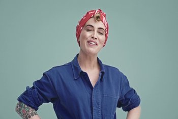 Movie still from “Anouk - It’s A New Day” (2019), directed by Victor D. Ponten – Medium shot, Low angle