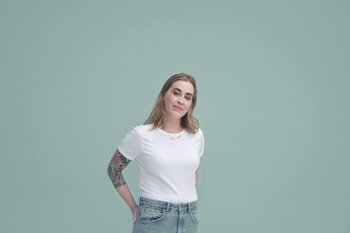 Movie still from “Anouk - It’s A New Day” (2019), directed by Victor D. Ponten – Medium shot, Low angle