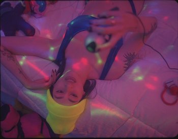 Movie still from “Sam Fender - Hypersonic Missiles” (2019), directed by Vincent Haycock – Medium shot, Overhead angle
