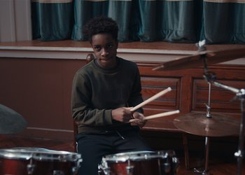 Movie still from “Adelphi Music Factory - Javelin (Calling Out Your Name)” (2019), directed by Fanny Hoetzeneder – Medium shot, High angle