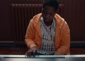 Movie still from “Adelphi Music Factory - Javelin (Calling Out Your Name)” (2019), directed by Fanny Hoetzeneder – Close Up shot, High angle