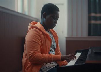 Movie still from “Adelphi Music Factory - Javelin (Calling Out Your Name)” (2019), directed by Fanny Hoetzeneder – Close Up shot, Low angle