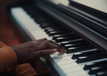 Movie still from “Adelphi Music Factory - Javelin (Calling Out Your Name)” (2019), directed by Fanny Hoetzeneder – Extreme Close Up shot, High angle