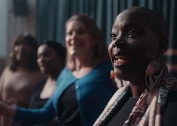 Movie still from “Adelphi Music Factory - Javelin (Calling Out Your Name)” (2019), directed by Fanny Hoetzeneder – Close Up shot, Low angle