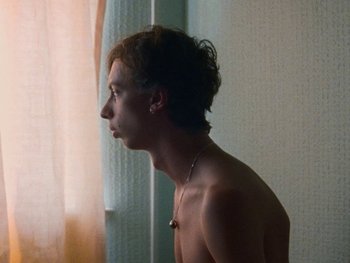 Movie still from “Sam Fender - Dead Boys” (2018), directed by Vincent Haycock – Medium shot, Low angle