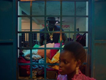 Movie still from “Seinabo Sey - I Owe You Nothing” (2018), directed by Sheila Johansson – Medium shot, Over the shoulder angle